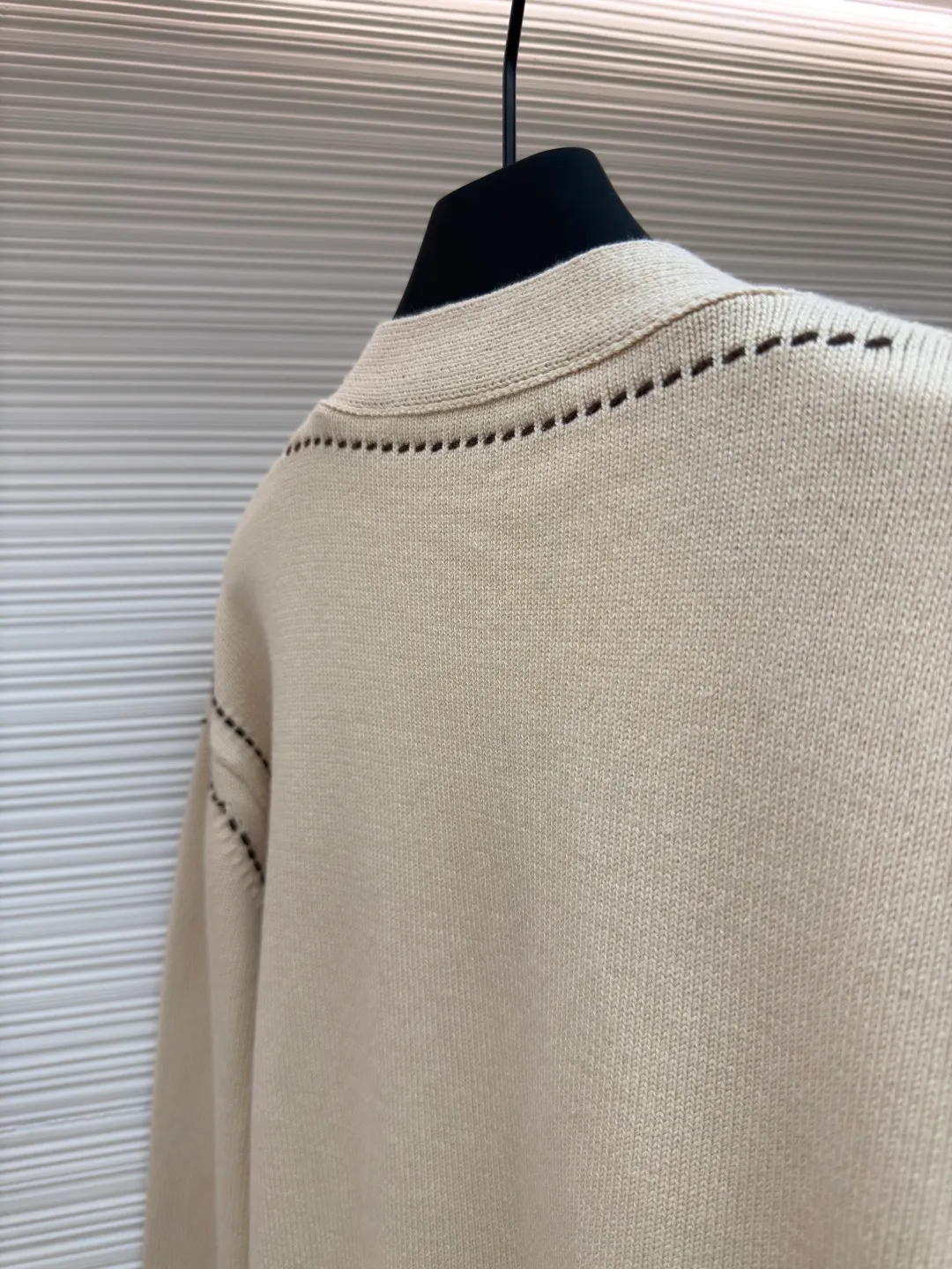 LOUIS VUITTON pocket letter cardigan ●Authentic product: Purchased and developed at 13600 ●Item number: 1680423-B70 ●Fabric: wool fabric ●Technology: knitting ●Version: loose fit ●Weight: about 850 grams ●Size: XS-S-M-L ●Description: Made of customized wool yarn, the yarn is dyed and dyed with reference to the original version. The color similarity is as high as 95%. It is knitted using Stoll 12-pin ultra-fine needle clock machine imported from Germany. It is knitted using a needle-moving shaking table. During knitting, 6 sand spits are used to alternately knit back and forth. Each piece takes 300 minutes. It is not knitted like those ordinary computerized flat knitting machines. In order to rush the goods efficiently, the speed is turned to the limit, and the stitches of the knitted garments are different in size. The overall wiring is straight and delicate, the fabric is comfortable and soft, and the color is consistent without color difference. It can be matched with the same style to create a fashionable look and control various occasions. Customized accessories, complete with three standards, same style for men and women!